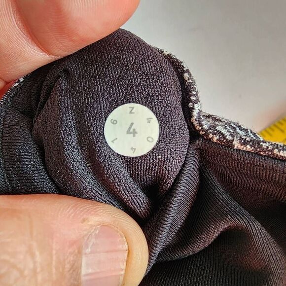 Lululemon Run It Out Tight Power Luxtreme Ripple Jacquard Black White Size 4 D7 - Picture 12 of 15